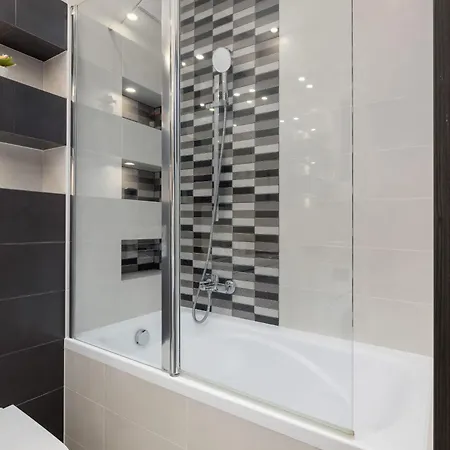 Modern With Air Conditioning And Parking In Cracow By Renters *