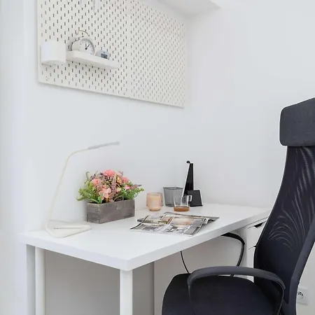 Modern With Air Conditioning And Parking In Cracow By Renters
